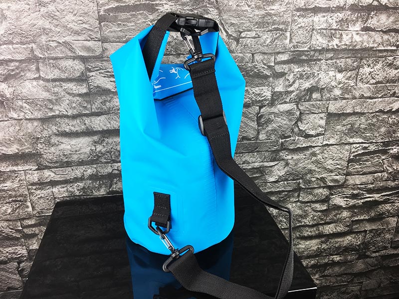 Dry Bag Test - wasserdichter Packsack DoYourOutdoor 5 Liter blau Gesamtansicht hinten