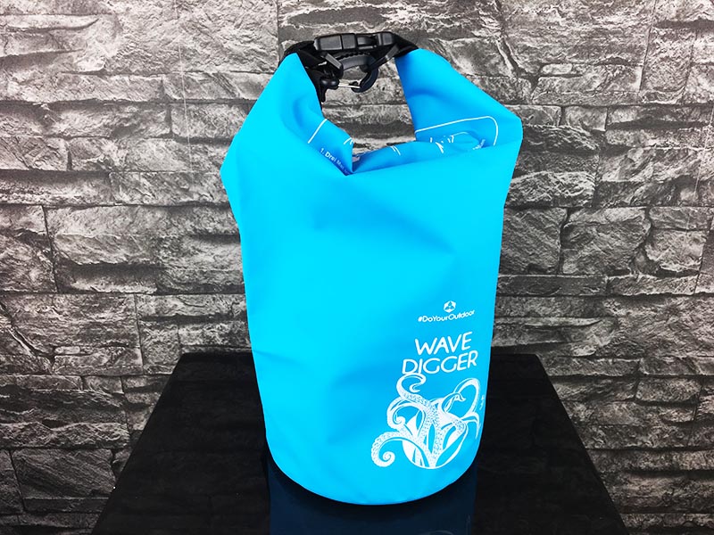 Dry Bag Test - wasserdichter Packsack DoYourOutdoor 5 Liter blau Gesamtansicht vorne