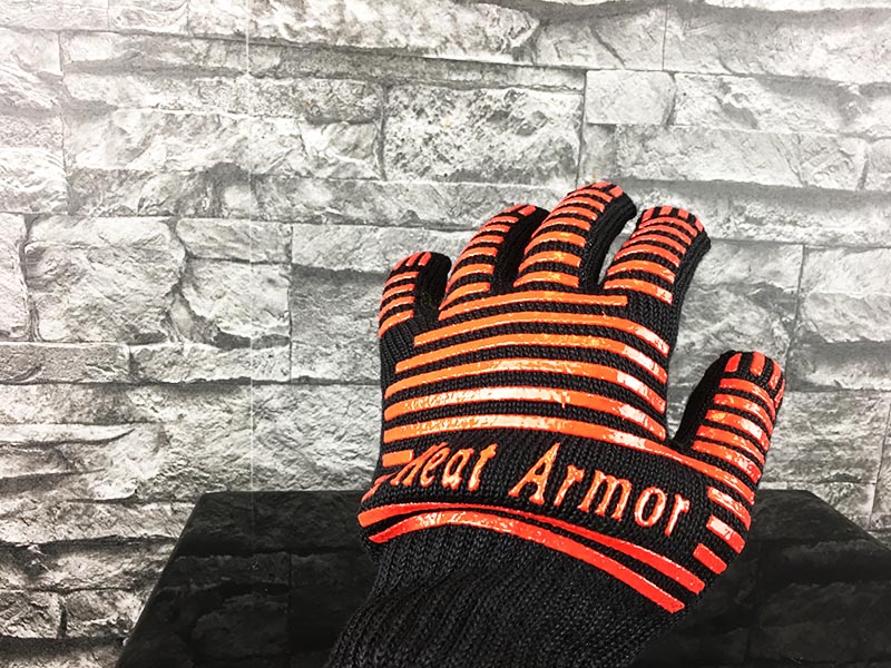 Grillhandschuhe Test Heat Armor Schwarz Rot angezogen